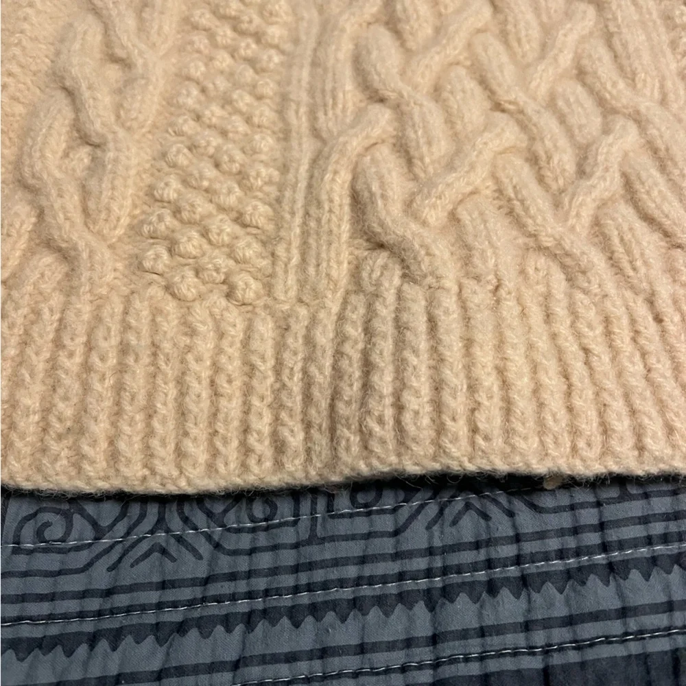 Women’s handmade 100% wool cable-knit sweater. Size approx XS. See measurements. - Picture 9 of 11